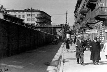 Kładka łącząca dwie części getta warszawskiego. Zdjęcie ze zbiorów Muzeum Powstania Warszawskiego